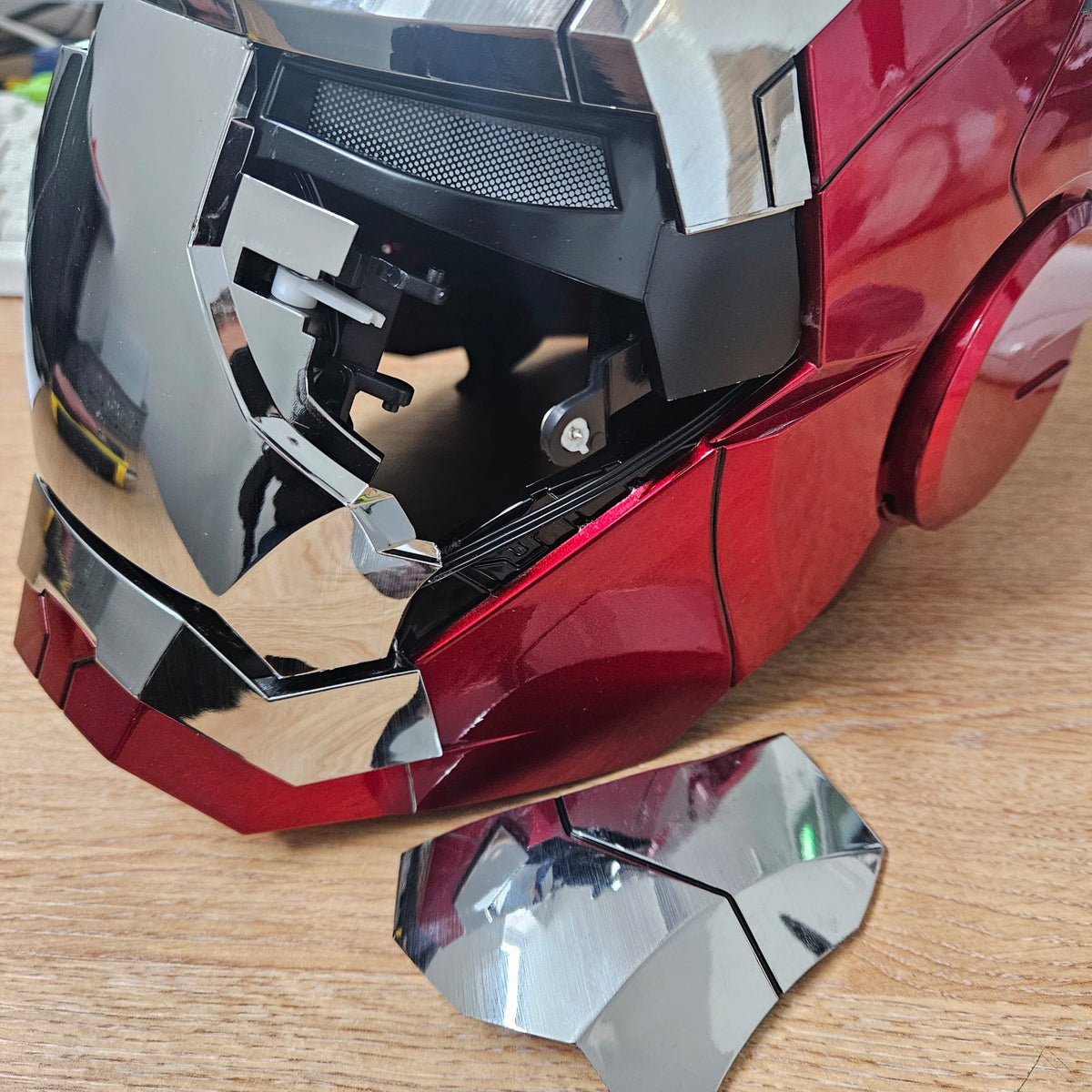 Marvel Iron Man 2 Mark V Armor Electronic Helmet Voice Activated Replica DAMAGED.2