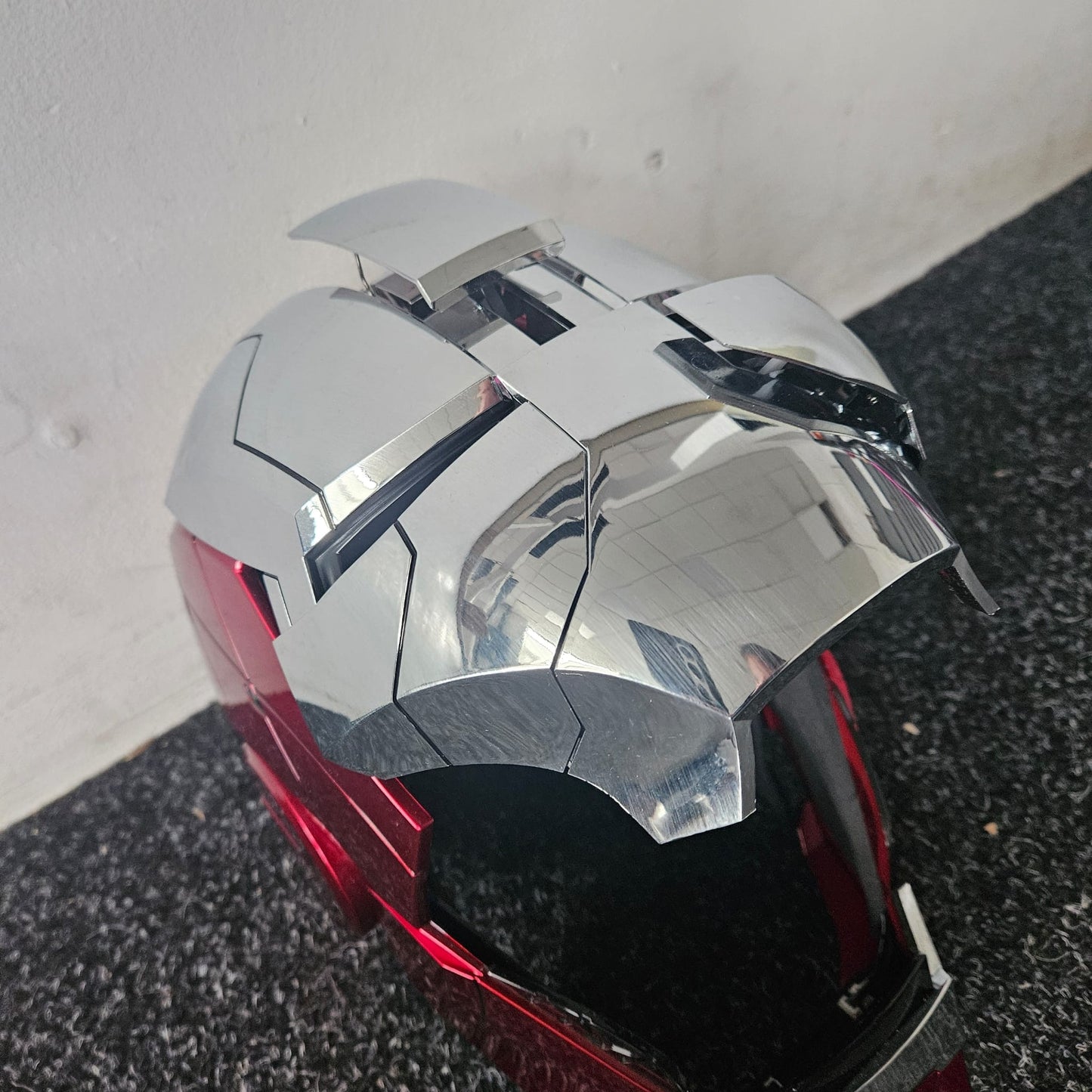 Marvel Iron Man 2 Mark V Armor Electronic Helmet Voice Activated Replica FAULTY