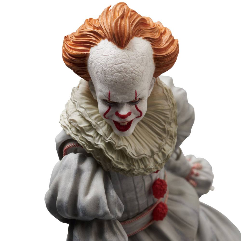 MAFEX Stephen King's It 2017 Pennywise Figure